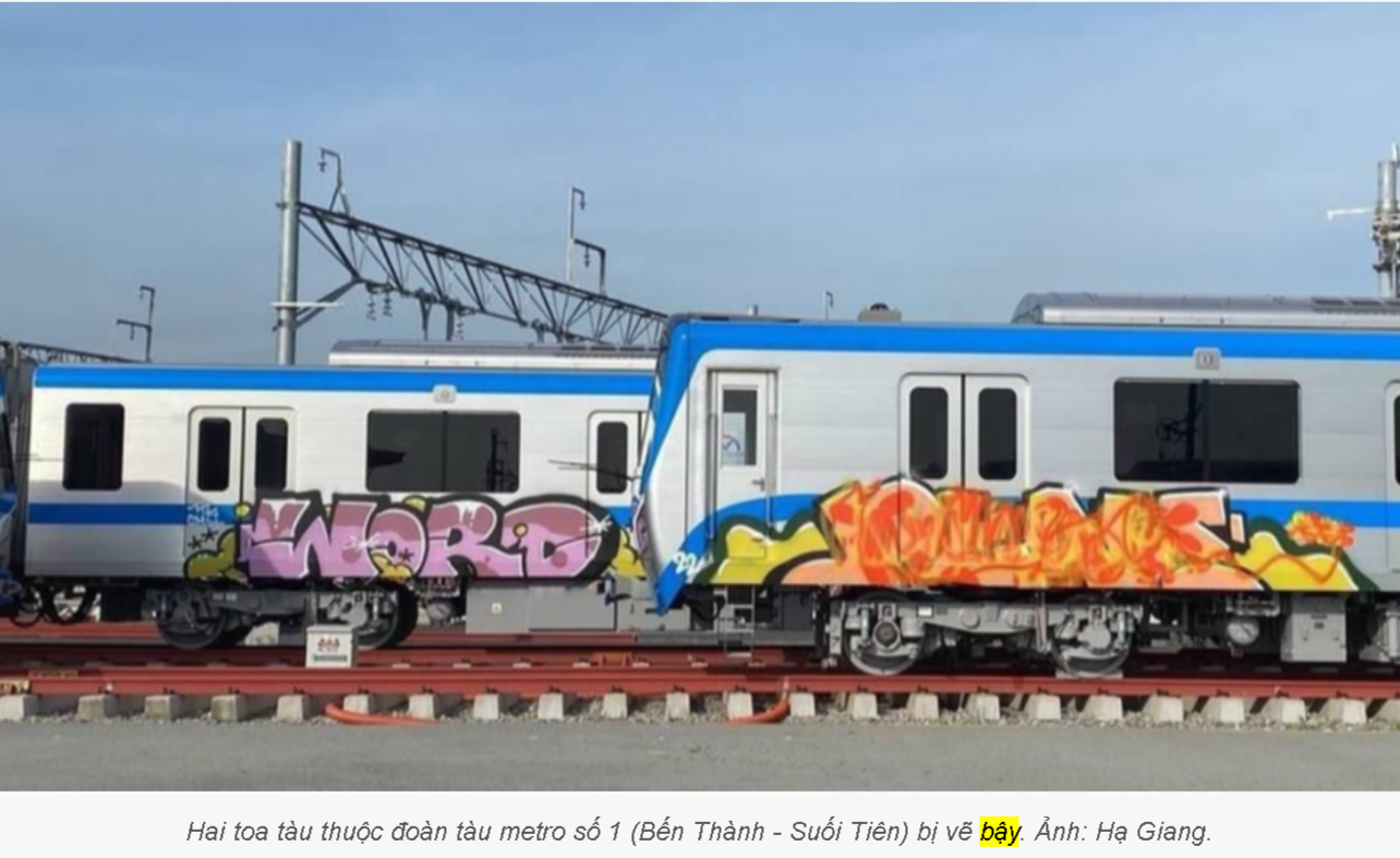 &quot;낙서&quot;로 도배된 전철 관련 기사 캡처