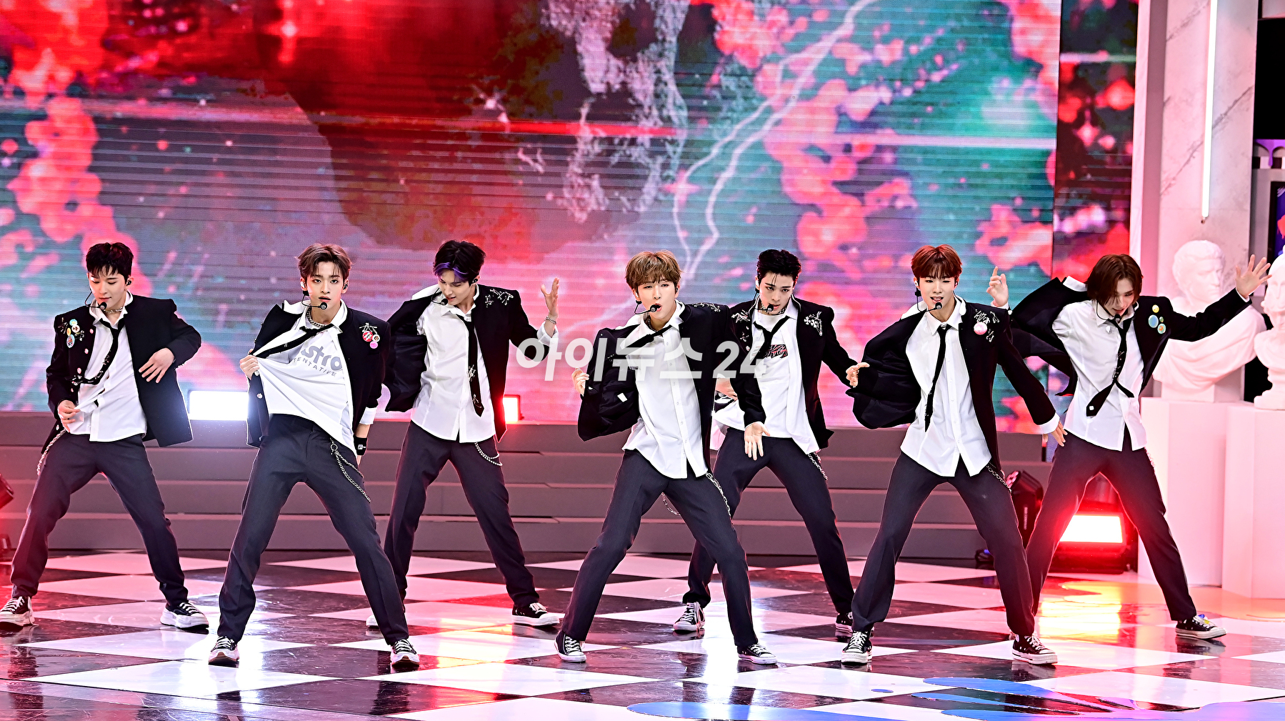 그룹 휘브(WHIB)가 8일 오후 서울 상암동 SBS프리즘타워에서 열린 싱글 1집 'Cut-Out'(컷-아웃)을 발매 기념 쇼케이스에 참석해 포토타임을 갖고 있다. [사진=곽영래 기자]