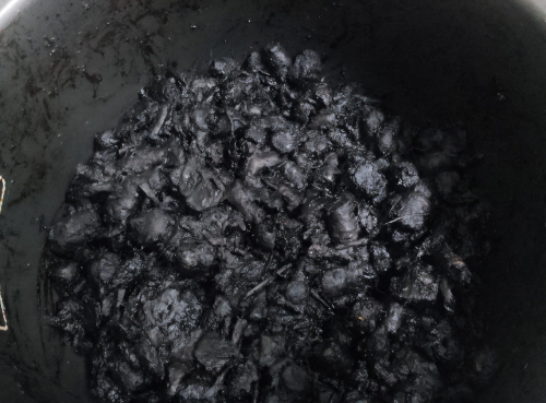 전기밥솥에서 15일간 보온 숙성을 거쳐 흑진주처럼 까맣고 쫀득하게 변한 수제 도라지고의 모습입니다.