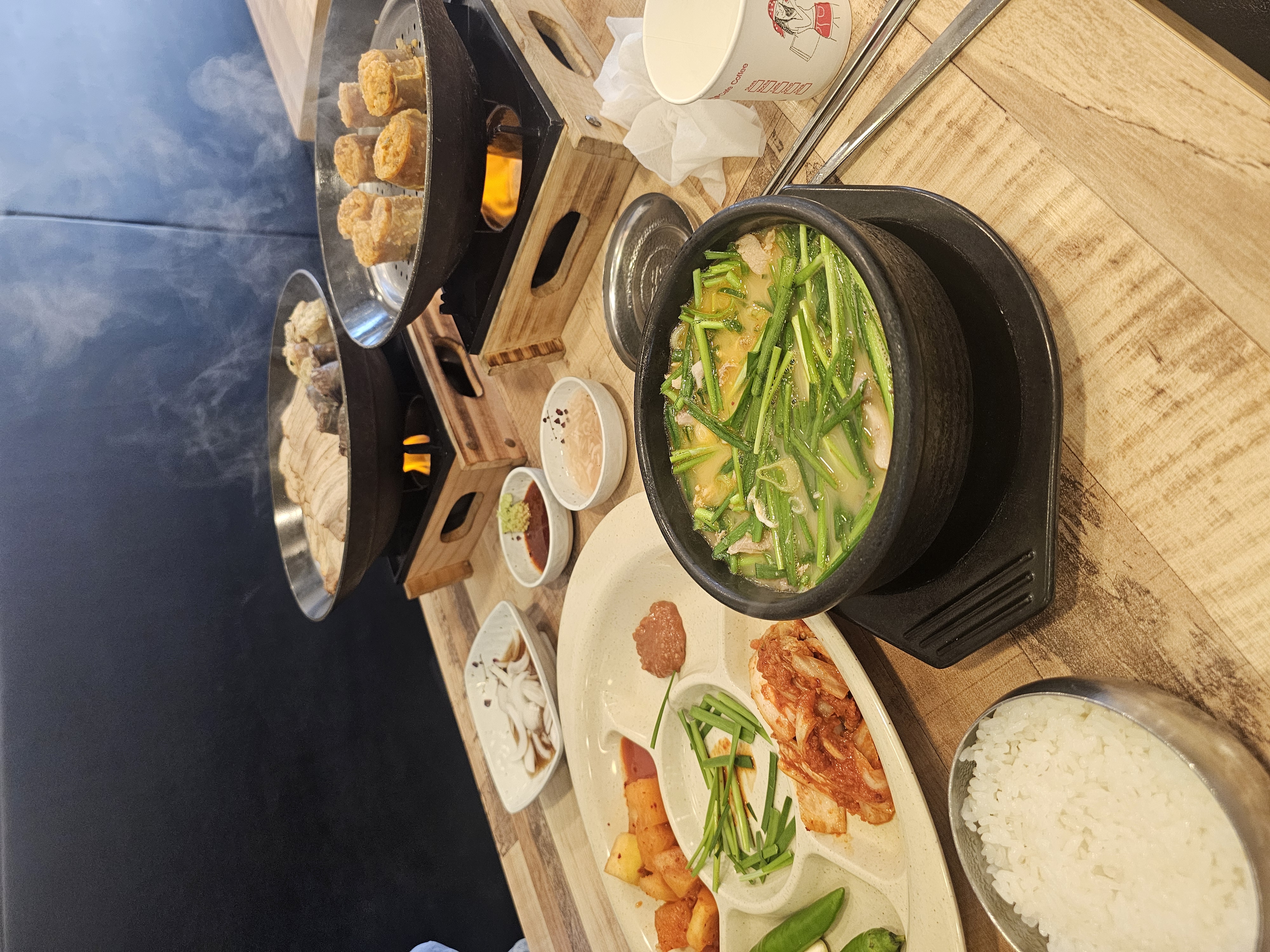 불 위 수육·순대와 국밥까지 차려진 한 상