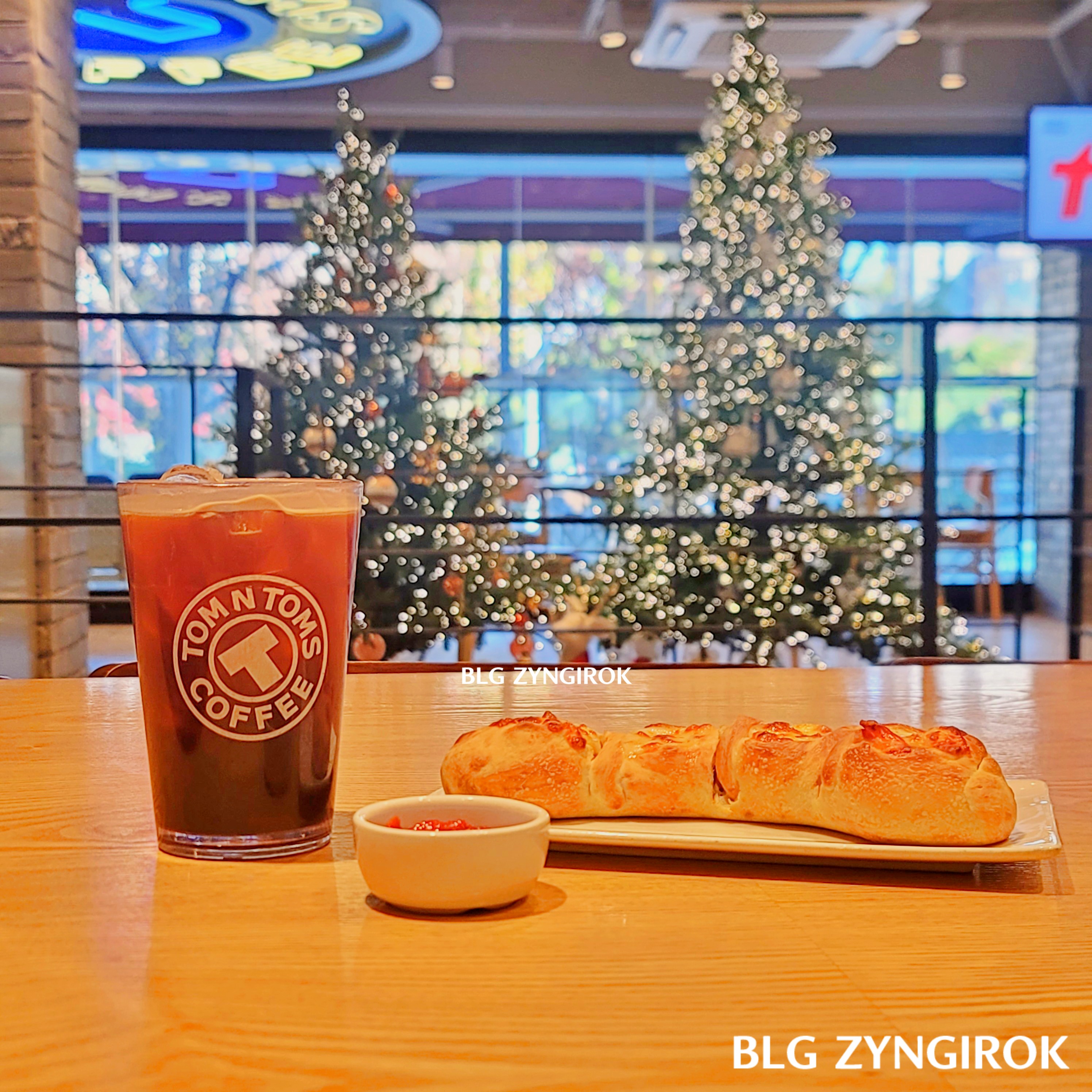 탐앤탐스 페퍼로니 프레즐 아메리카노 세트가 테이블 위에 있는 모습이다.