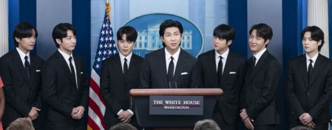 방탄소년단(BTS) 멕시코 대통령궁 영접 근황: 소칼로 광장 5만 인파와 '역사적 발코니 인사'
