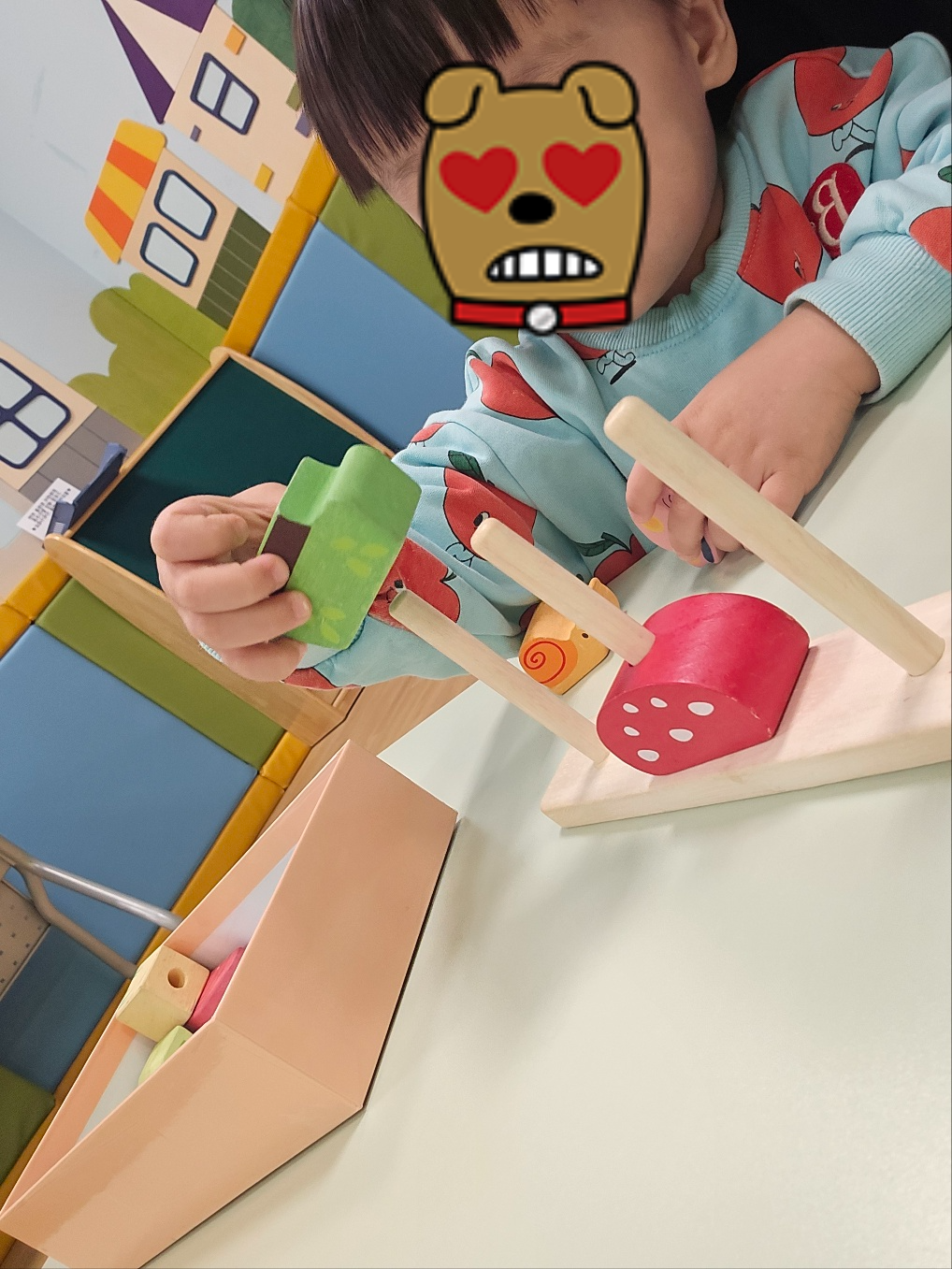 넣기 쌓기 교구를 사용하고 있는 글렌도만 수업 모습