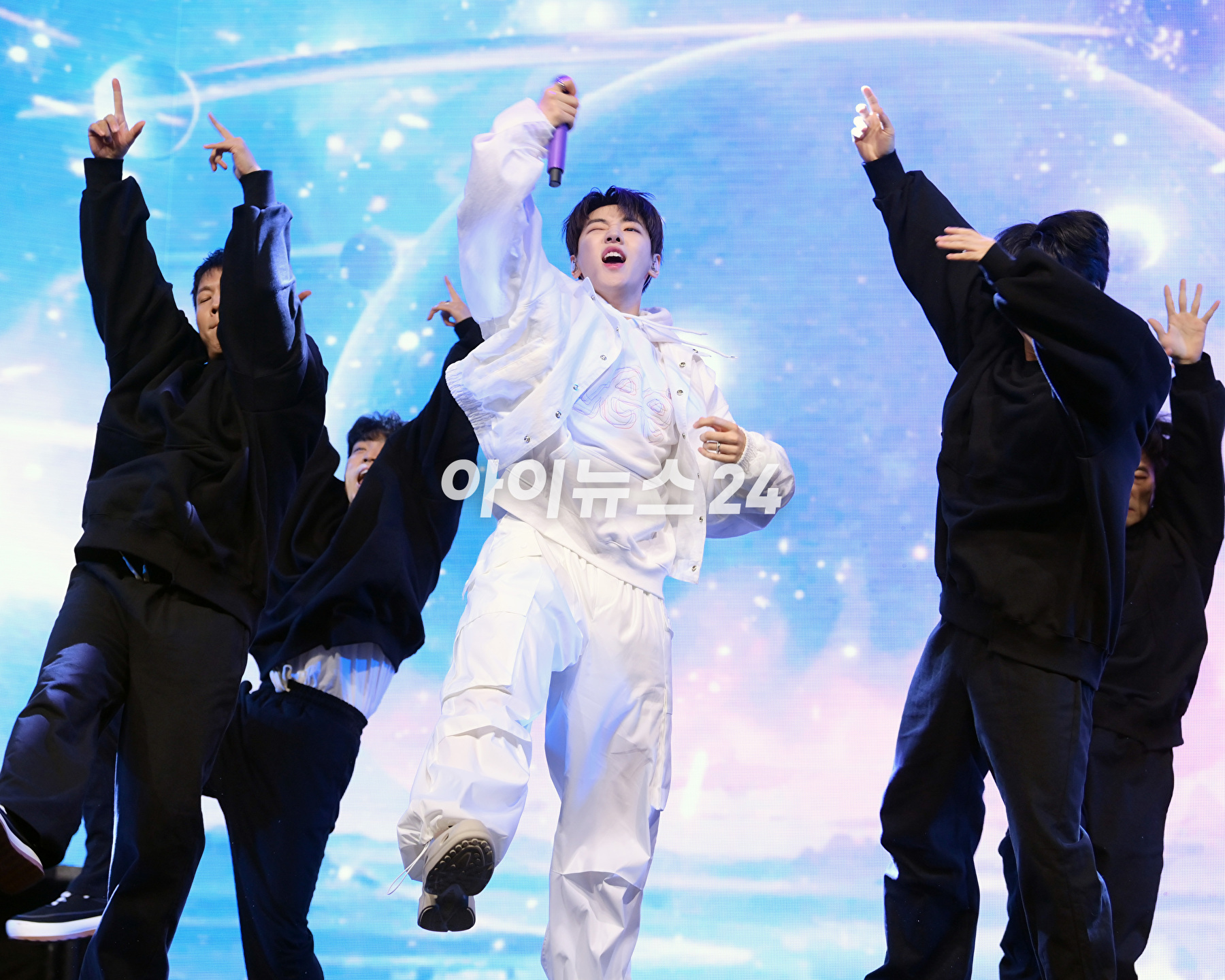 가수 재찬이 6일 오후 서울 광진구 예스24라이브홀에서 열린 DKZ 재찬의 첫 번째 미니앨범 '제이씨팩토리(JCFACTORY)' 발매 쇼케이스에 참석하고 있다. [사진=정소희 기자]