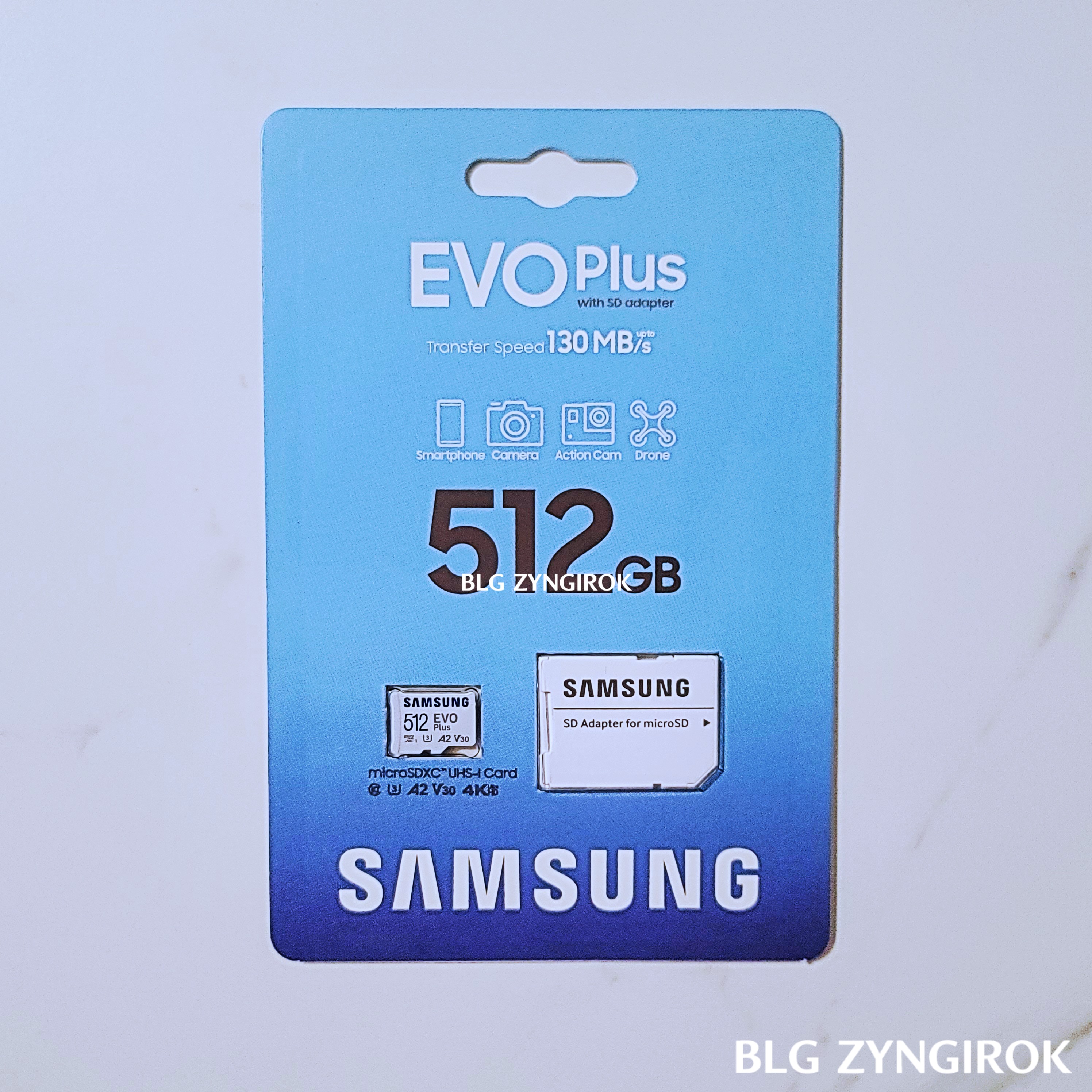 삼성 마이크로sd 카드 에보 512gb가 테이블 위에 놓여있다.