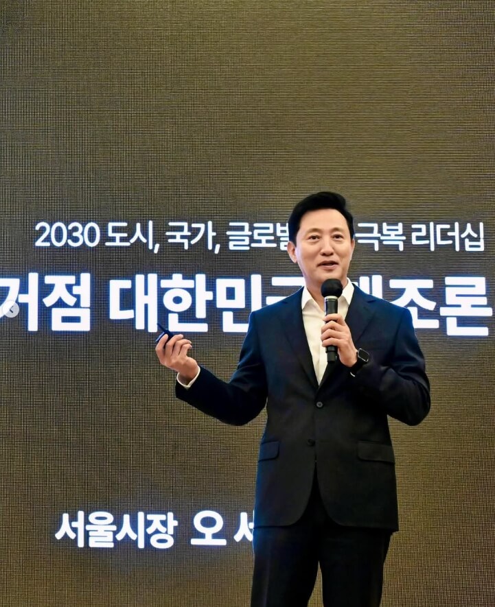 마이크를들고있는-남성의모습