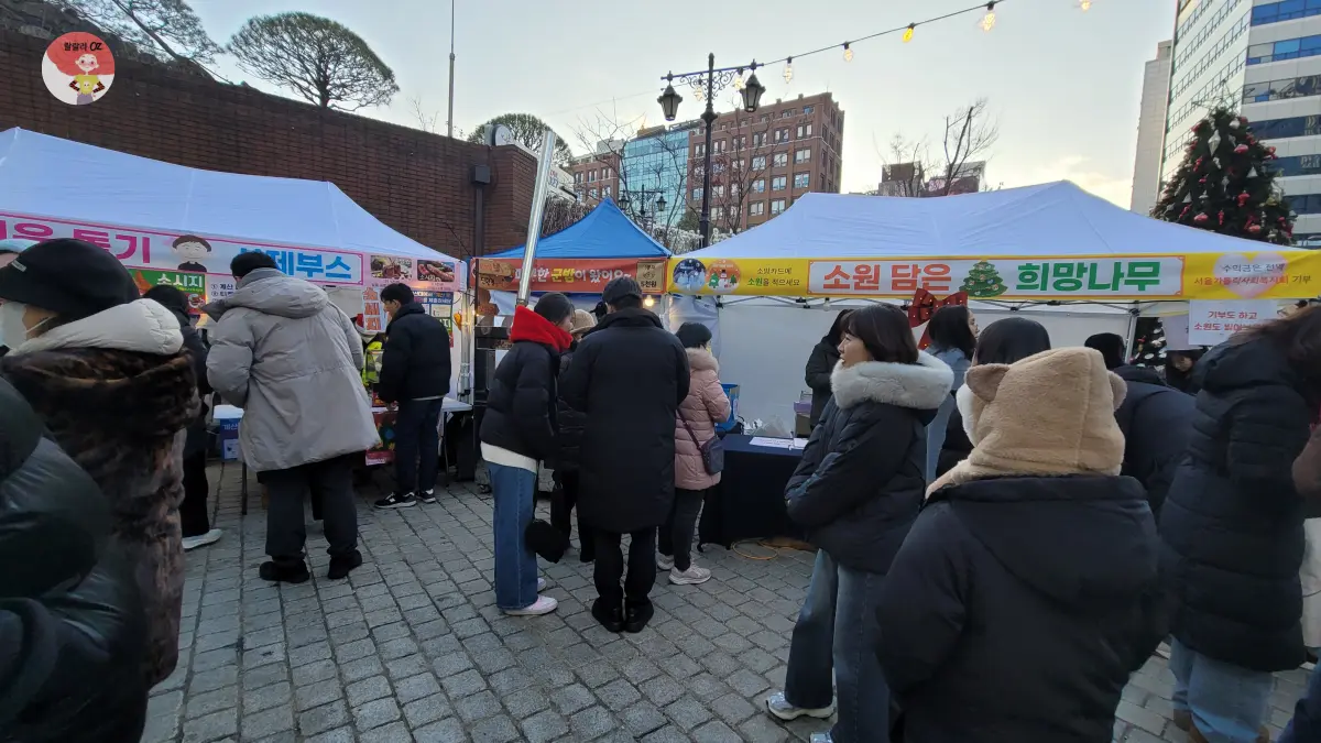 명동성당 행사부스앞 사람들