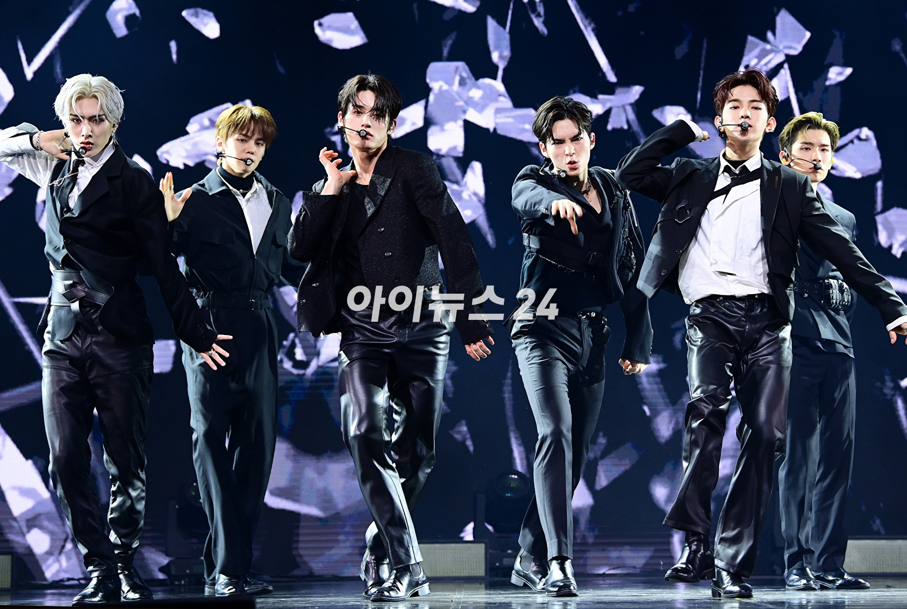 그룹 제로베이스원(ZEROBASEONE)이 5일 오후 서울 광진구 예스24라이브홀에서 열린 두 번째 미니앨범 &#39;멜팅 포인트&#39;(Melting Point) 발매 기념 쇼케이스에서 포토타임을 갖고 있다. [사진=정소희 기자]