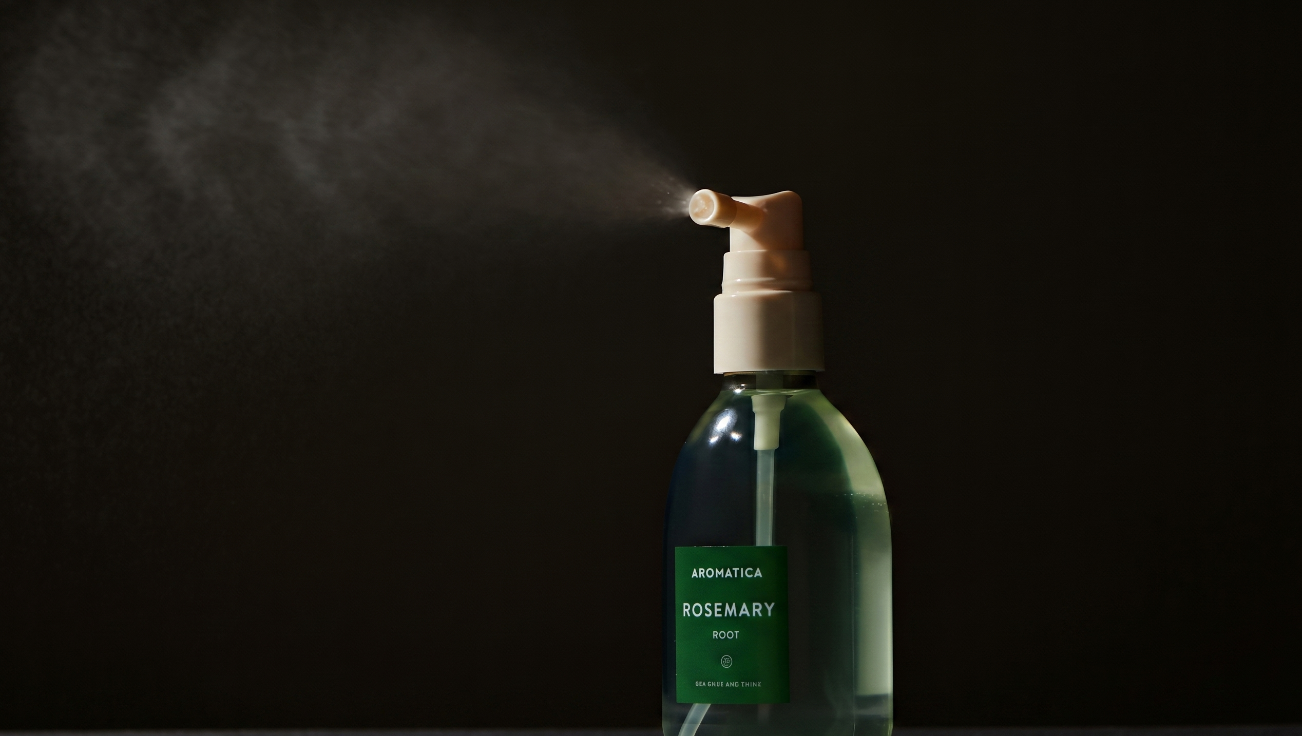 <img src="aromatica-hair-tonic-texture.jpg" alt="아로마티카 로즈마리 토닉의 투명한 워터 제형과 끈적임 테스트">