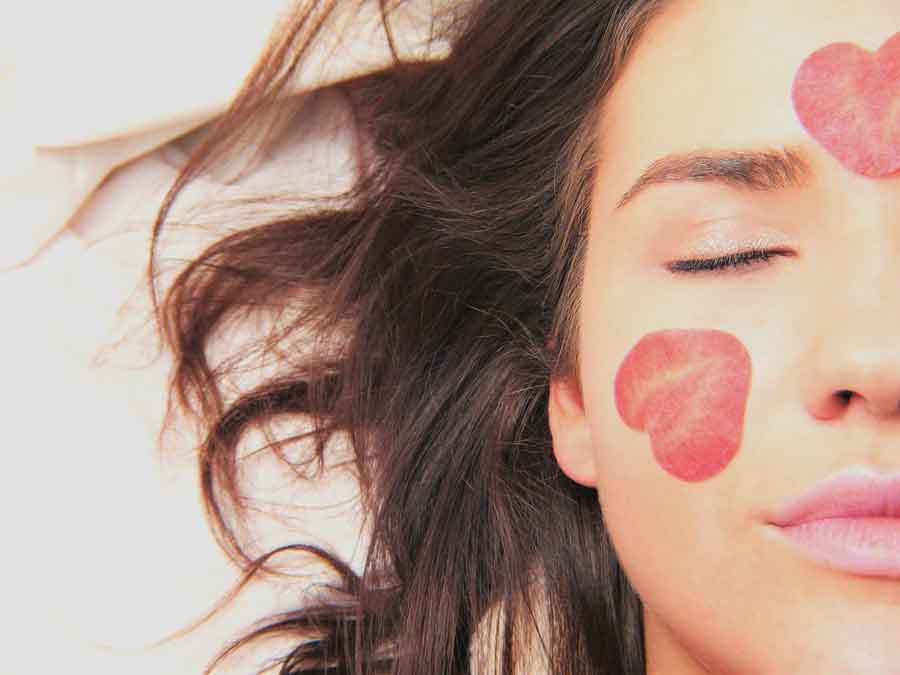 여자얼굴-반에-마사지-패치붙임