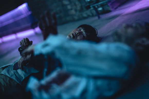 배우 송중기가 넷플릭스 영화 '로기완'(감독 김희진)에서 탈북자 로기완 역을 맡아 연기하고 있다. [사진=넷플릭스]