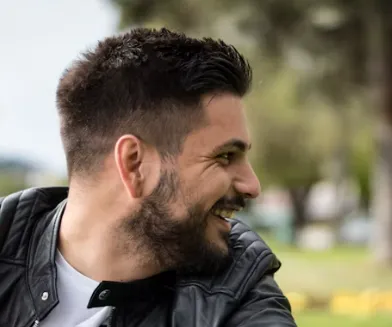 머리숱 뿐만 아니라 수염도 많은 남자