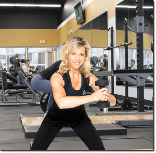 근육 운동하는 중년 여성