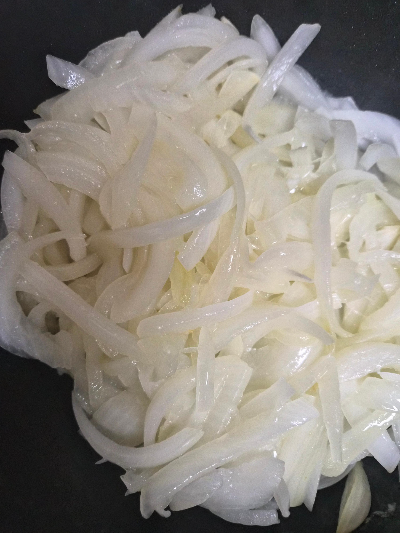 채 썬 양파 볶음