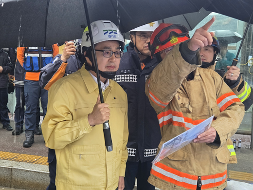 김동연 경기도지사가 12일 오후 5시쯤 경기 광명시 양지사거리 인근의 신안산선 공사 현장을 찾은 모습. (사진=뉴스토마토)