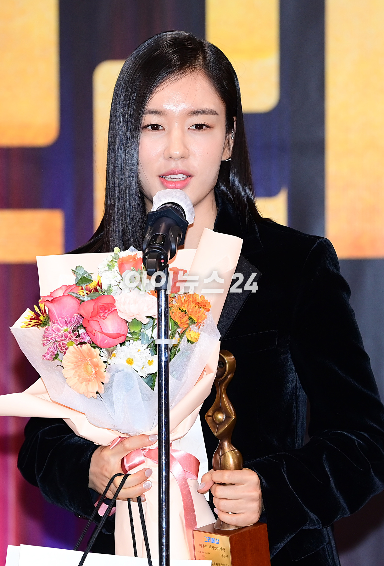 배우 안은진 22일 오후 서울 마포구 MBC 사옥에서 열린 &#39;2023 그리메상&#39; 시상식에서 여자 최우수 연기자상 수상자로 참석하고 있다. [사진=정소희 기자]