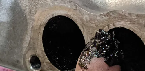 엔진 카본 슬러지 긁어낸 모습