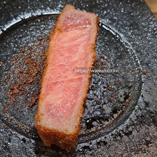 화로에 규카츠가 놓여있어요.