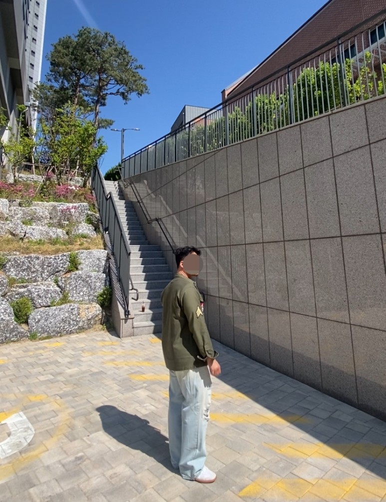 데일리룩(2024. 5. 3.) OG-107 존레논 셔츠 워크웨어 자켓 밀리터리, 구제 카키 티셔츠, 에러스익셉티드 데미지진 디스트레스드 데님팬츠, 푸마 독일군 아미 트레이너 뮬