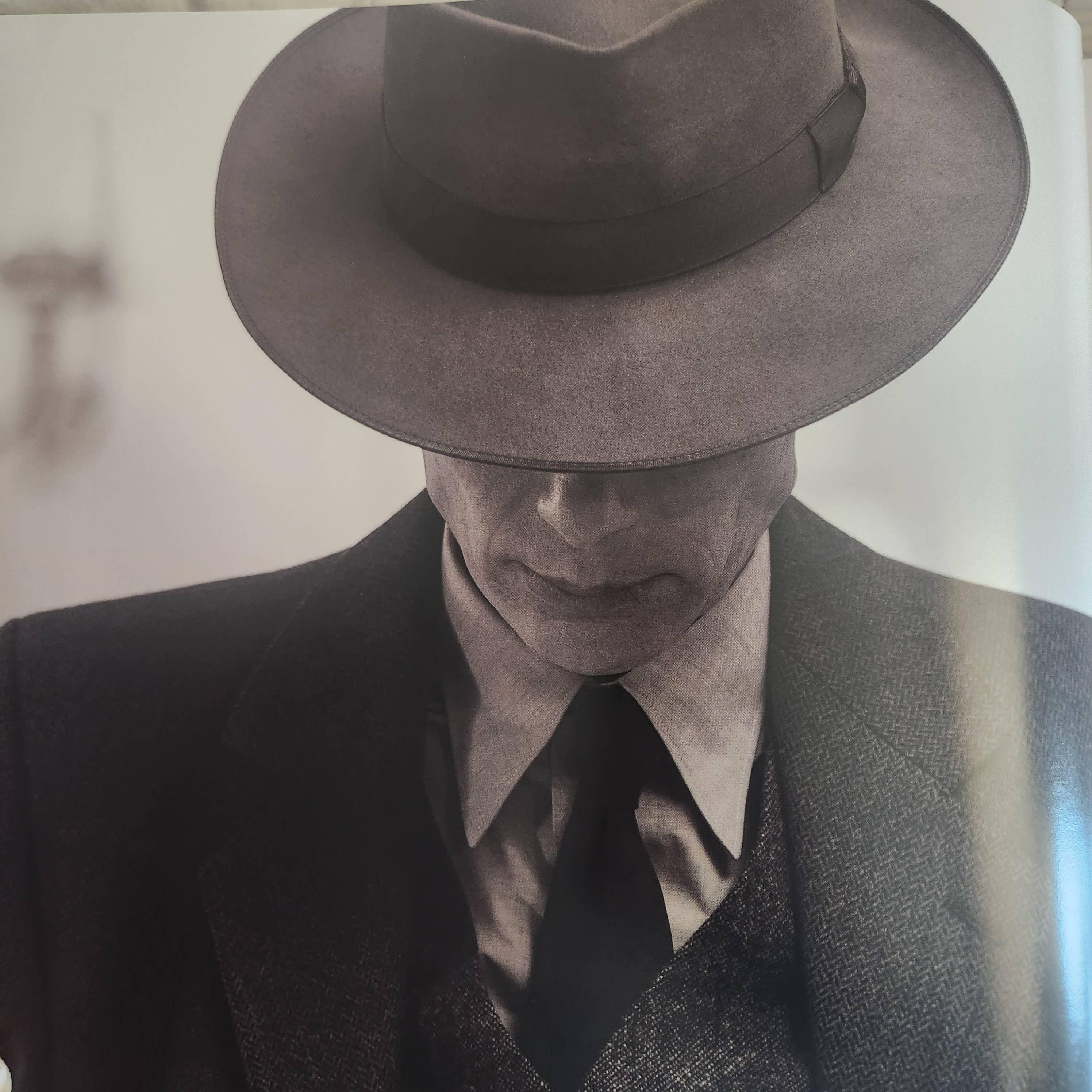 모자를 쓴 오펜하이머의 모습