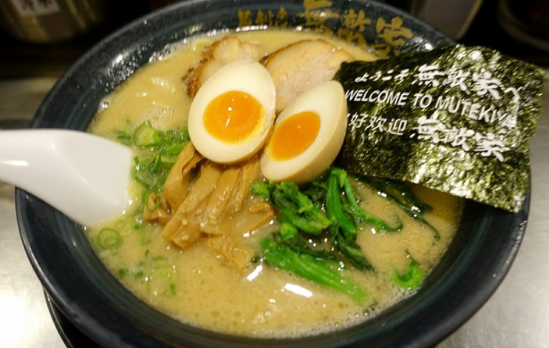 일본 라면 위에 계란이 올려져 있고 김이 올려져 있다.