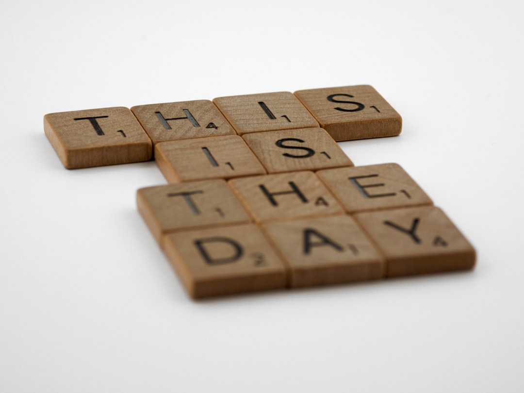 휴무일의 영어 단어는 Holiday입니다.