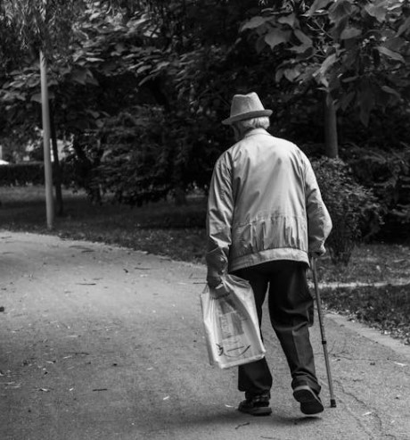 노인이 물건사서 가는 뒷모습