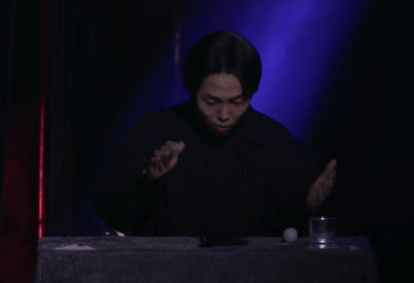 DK 마술사가 컵이 플래시가 된 것을 보고 놀라고 있다.