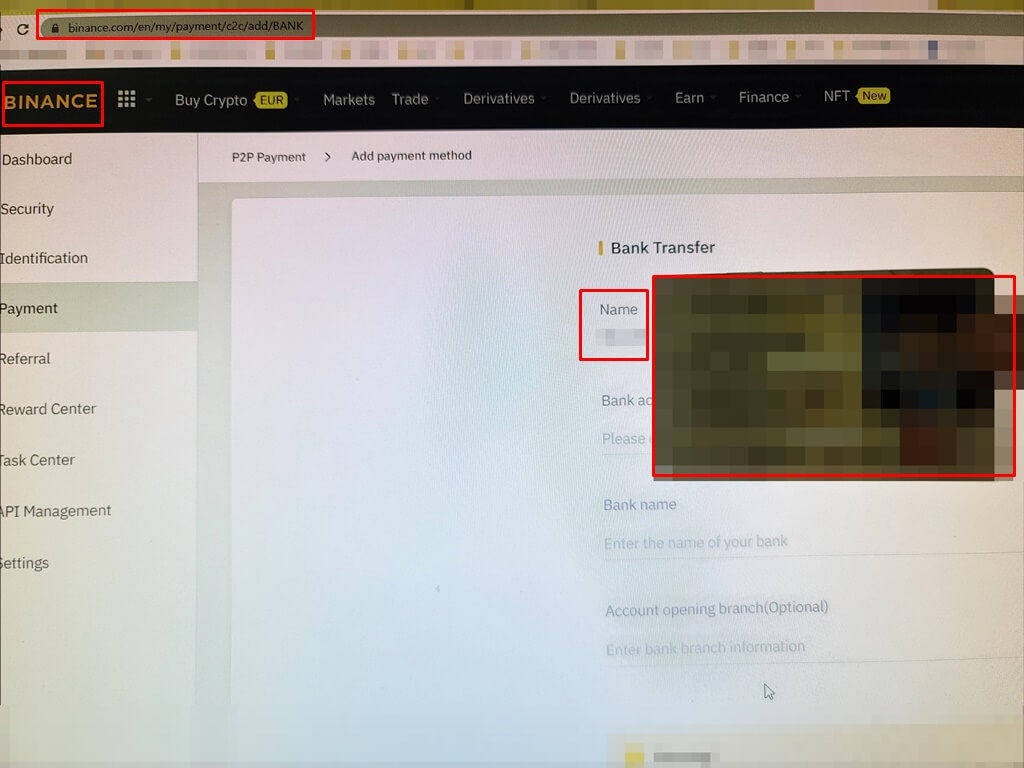 모니터에 신분증을 대고 이름이 나오게 찍은 사진