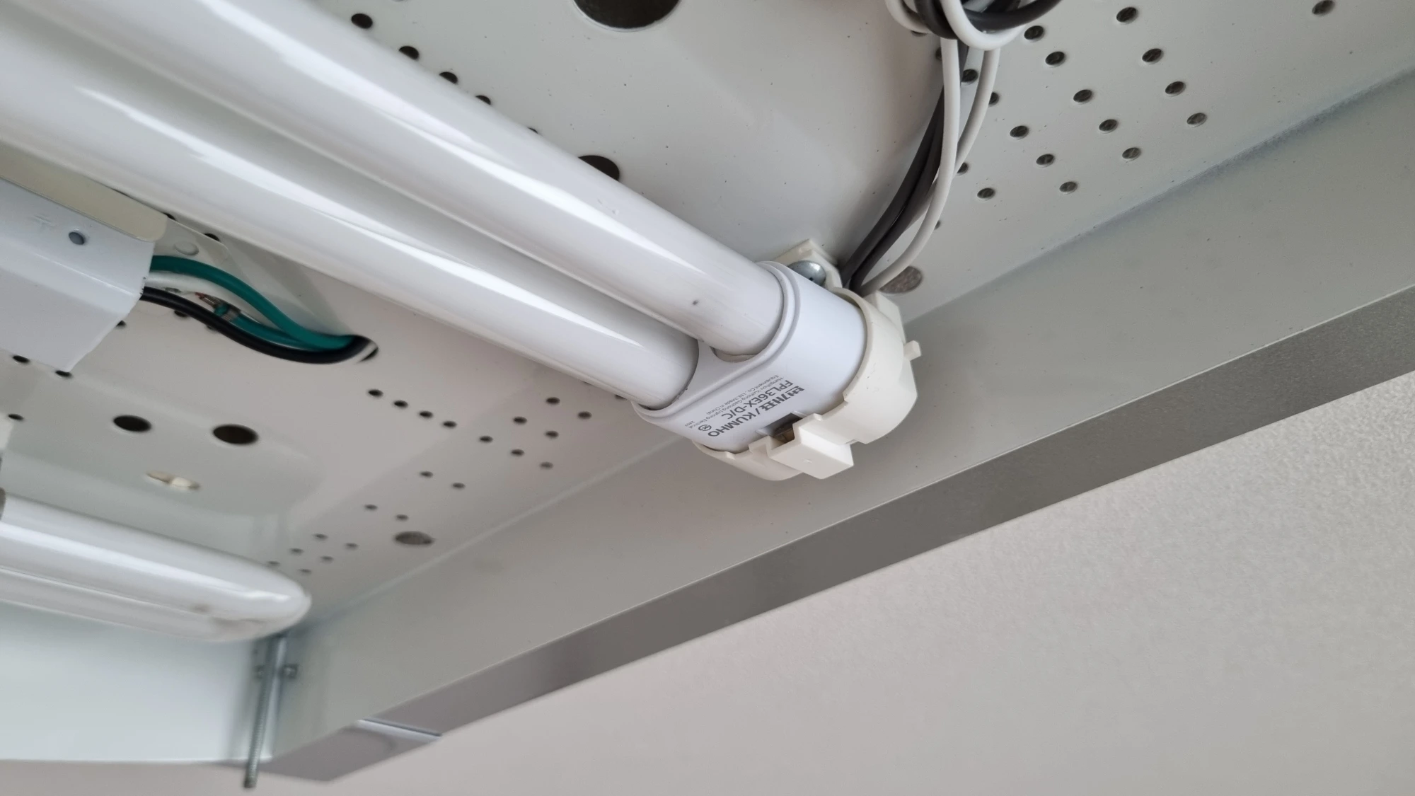 삼파장 램프 끼운 모습