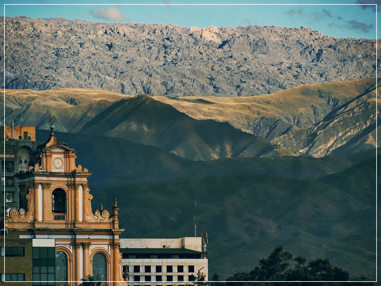 살타의 도시 건물과 인접한 웅장한 안데스 산맥의 모습