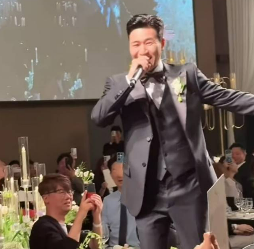 결혼식 신랑입장에 노래 부르며 등장하는 김종민