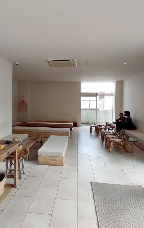 장식적인 요소 없이 네모난 테이블과 의자를 크게크게 배치한 모습