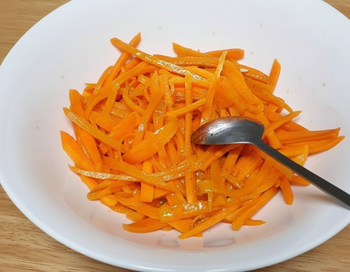 당근을 소금을 뿌려 섞어주고 있는 모습