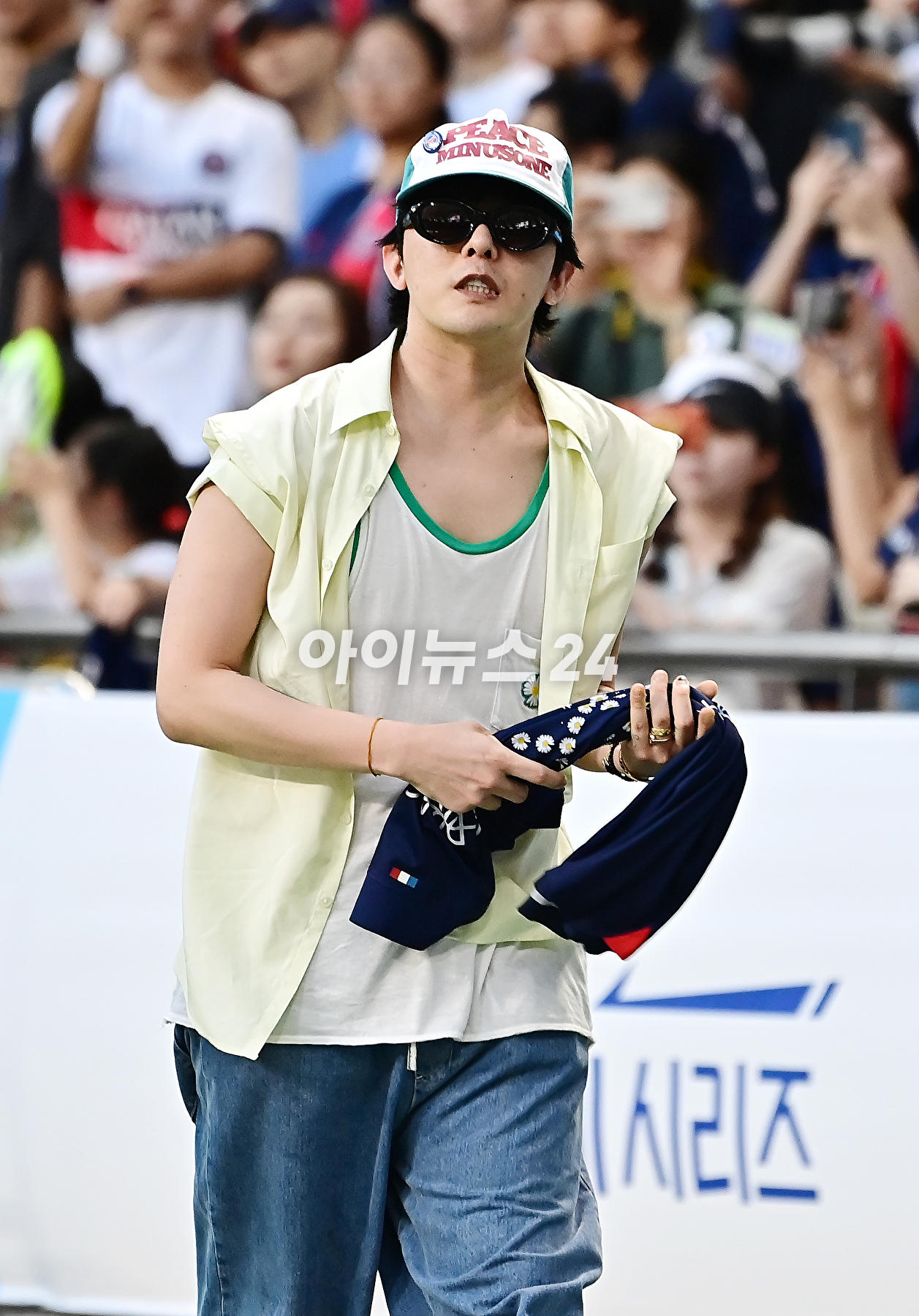 지드래곤이 3일 부산아시아드주경기장에서 열린 PSG와 전북 현대와의 쿠팡플레이 시리즈 3차전을 관전한 뒤 경기장을 나서고 있다. [사진=곽영래 기자]