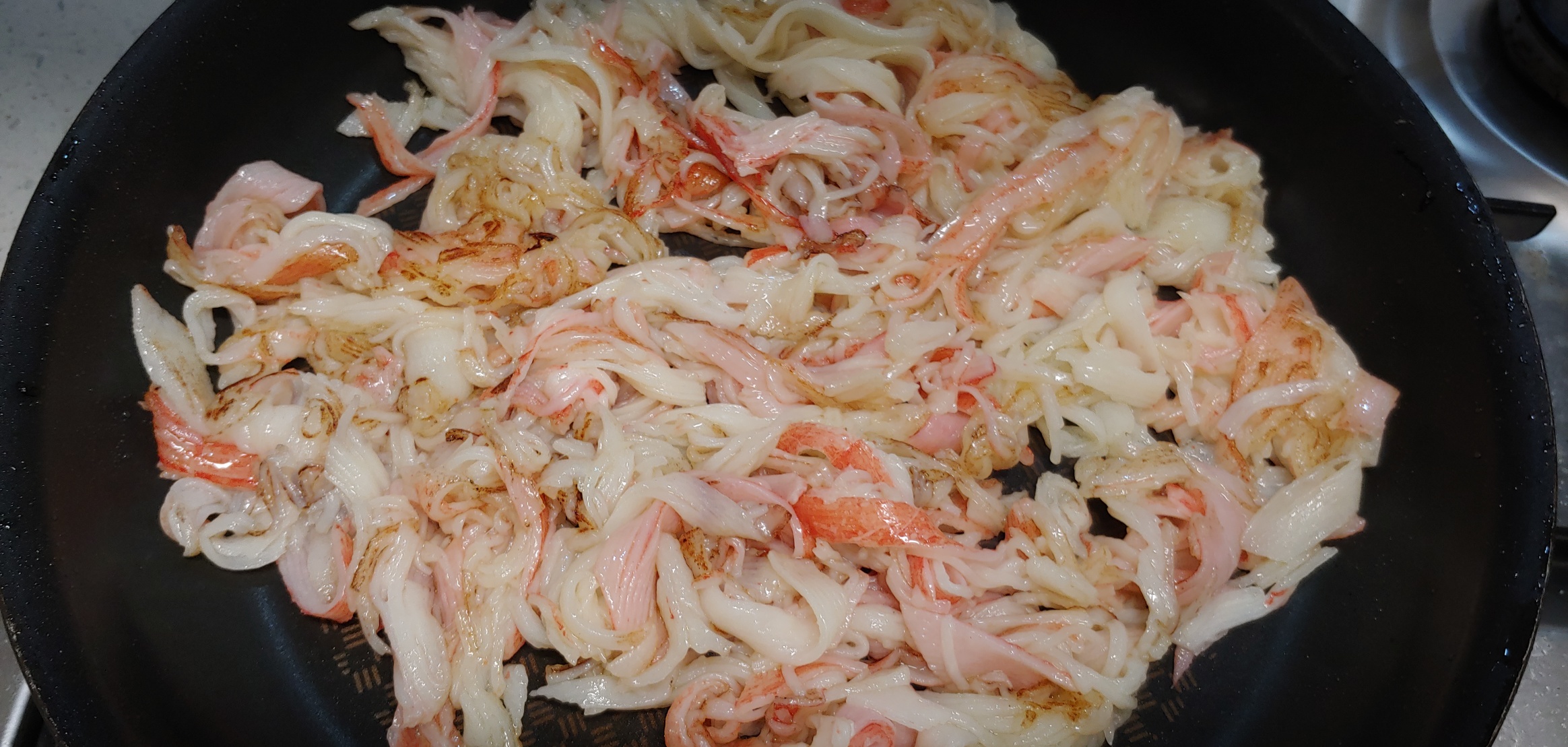 겉에 저 노릇하게 익은 게살은 나중에 고소한 맛으로 돌아옵니다.