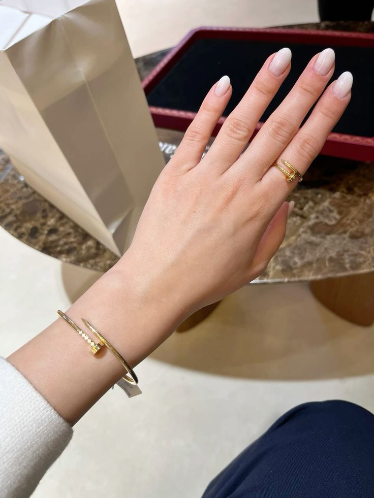 어떤 룩에도 어울리는 저스트 앵끌루 스타일링, 세련된 오피스룩에 결단력을 더해주는 주얼리 명리학 처방