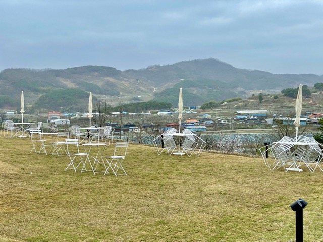 청도-카페-소우모우-건물밖에-있는-야외-공간