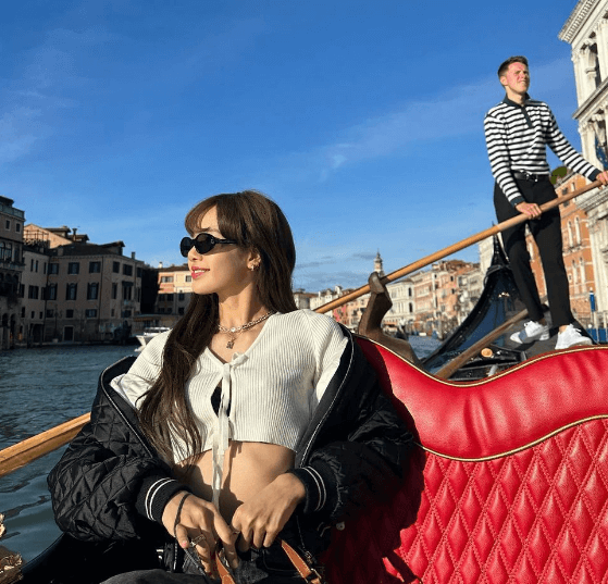 리사가 베네치아에서 곤돌라를 타고 찍은 사진 