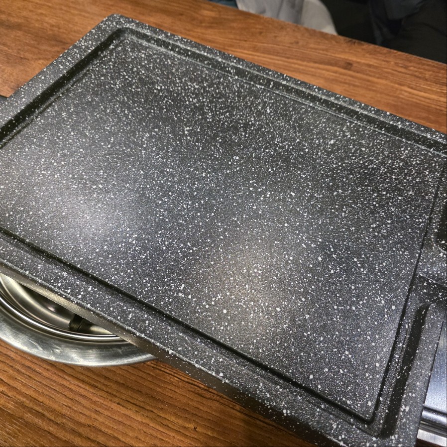 장어구이 전용 사각 불판 모습, 숯불 장어구이 테이블