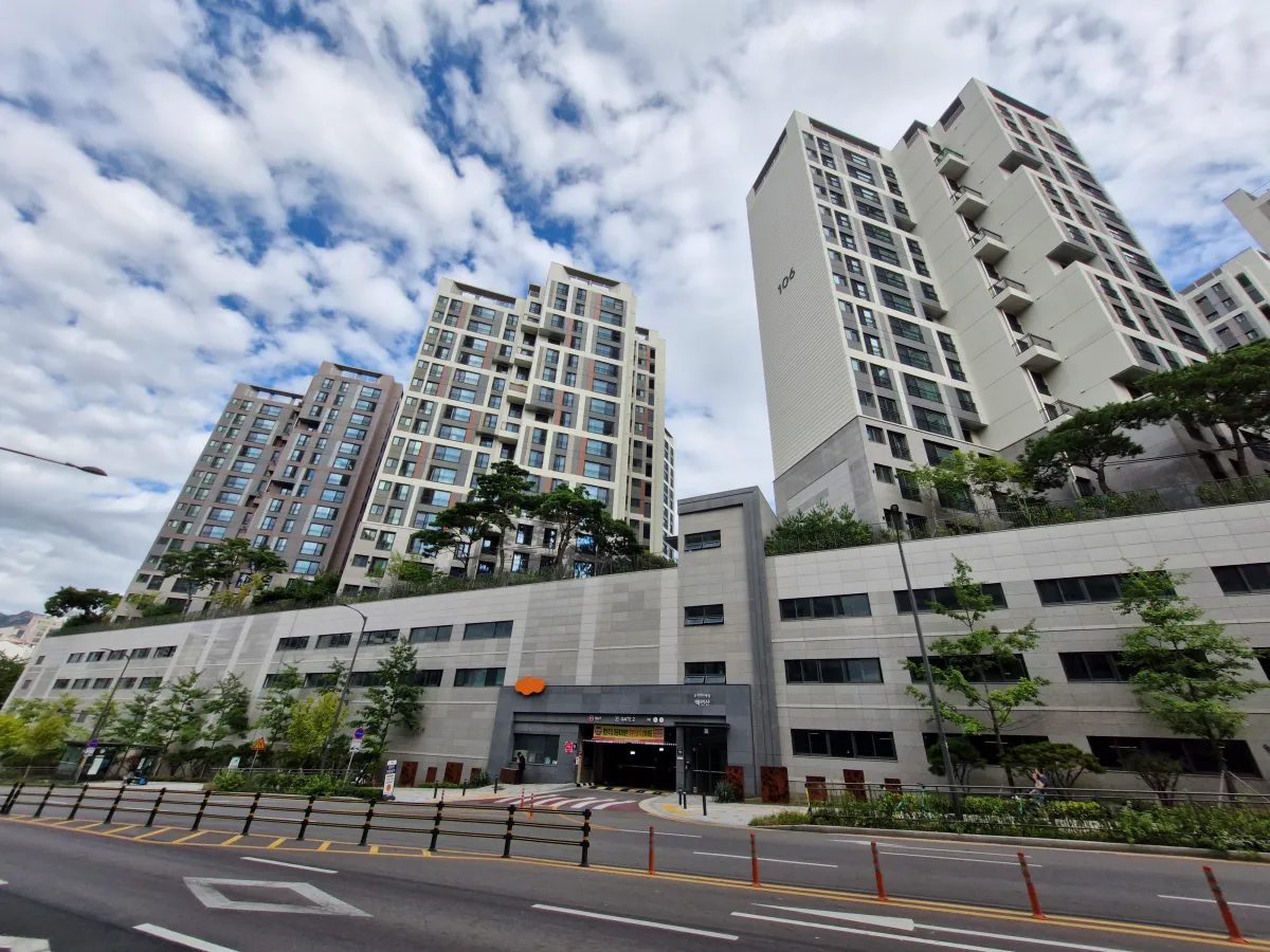 웅장한-성같이-우뚝-쏟아있는-이편한-백련산아파트