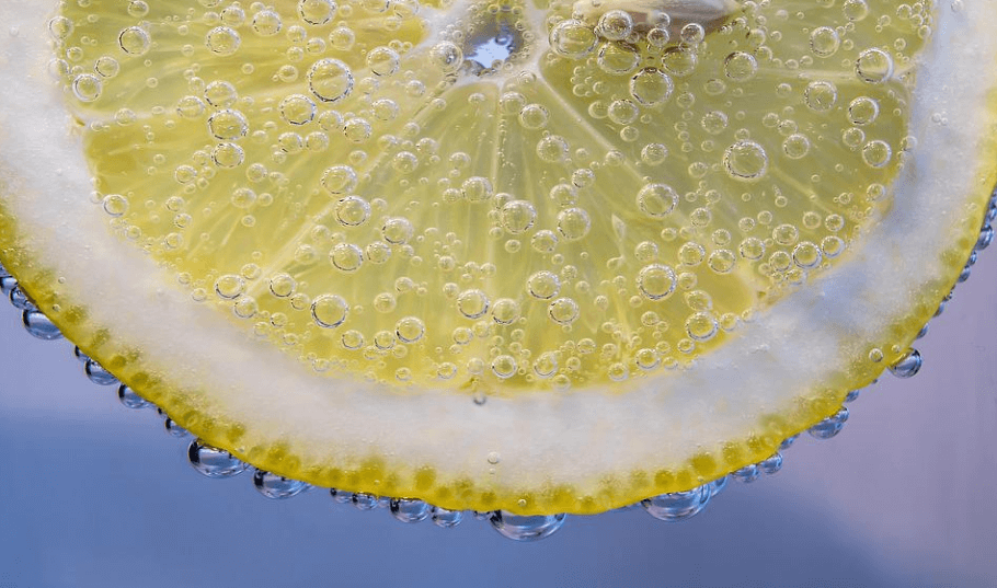 탄산수 속에 레몬이 담겨 있는 모습