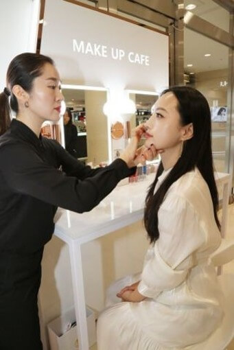 메이크업-카페에서-전문가에게-화장받는-여성
