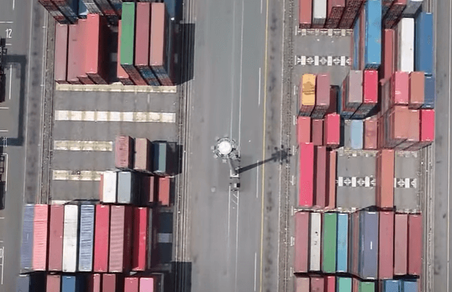 컨테이너가 나열 되어있는 장면