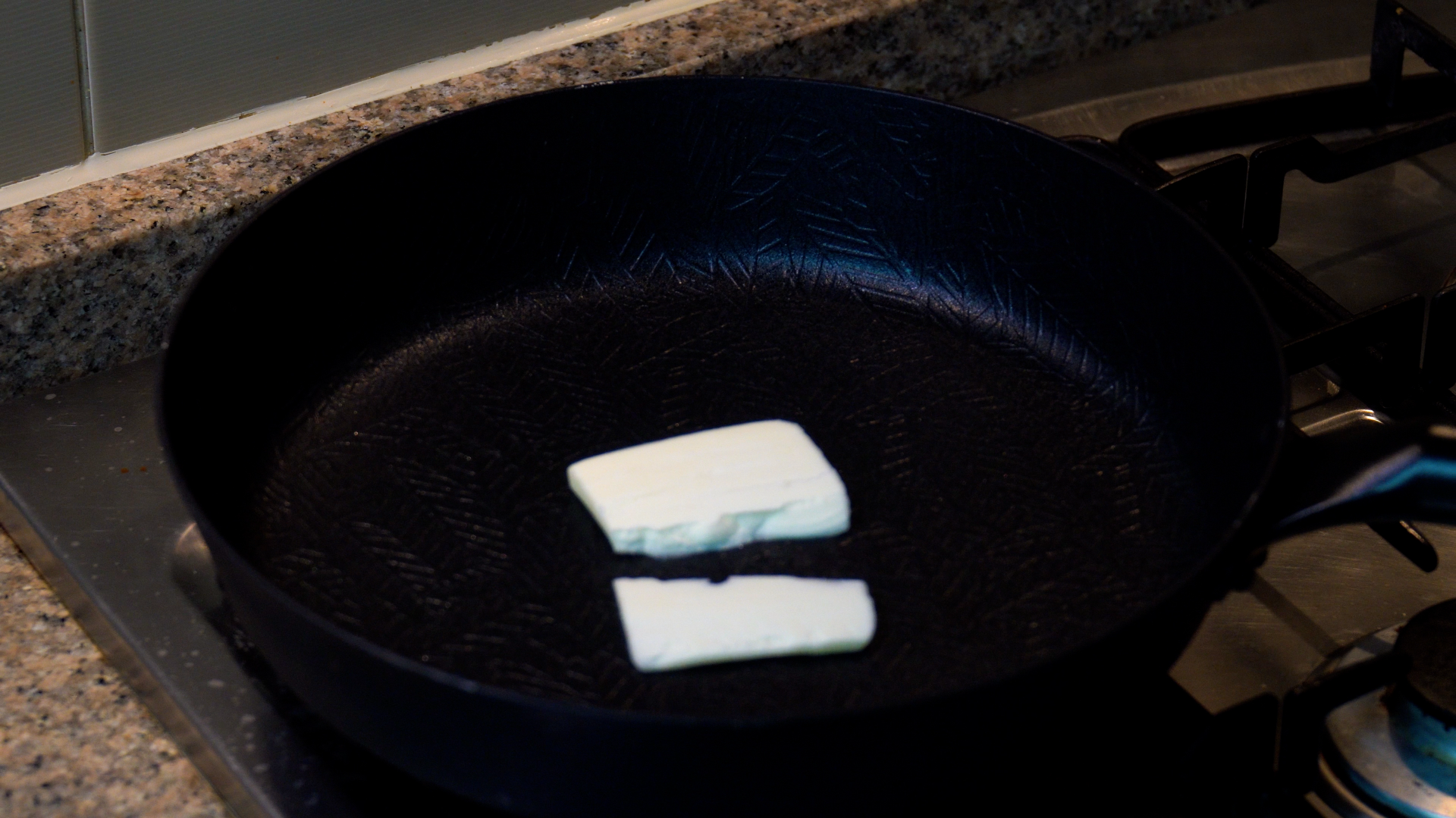 팬에 버터 녹이기