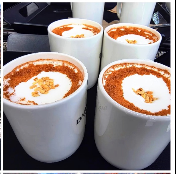 남양주 데너리스 야외석에서 주문한 커피 네 잔. 계피 파우더와 크림, 견과가 올라간 따뜻한 라떼 비주얼