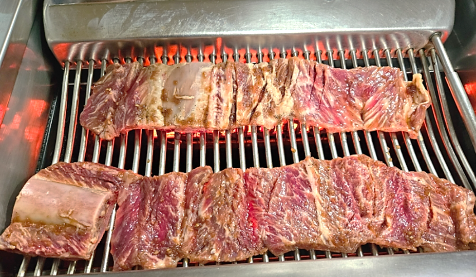 불판 위에 올려진 미국산 양념 소갈비