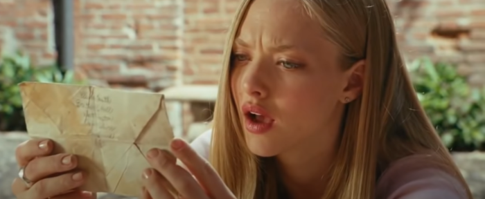 50년전 편지를 발견한 소피 (영화 '레터스 투 줄리엣')