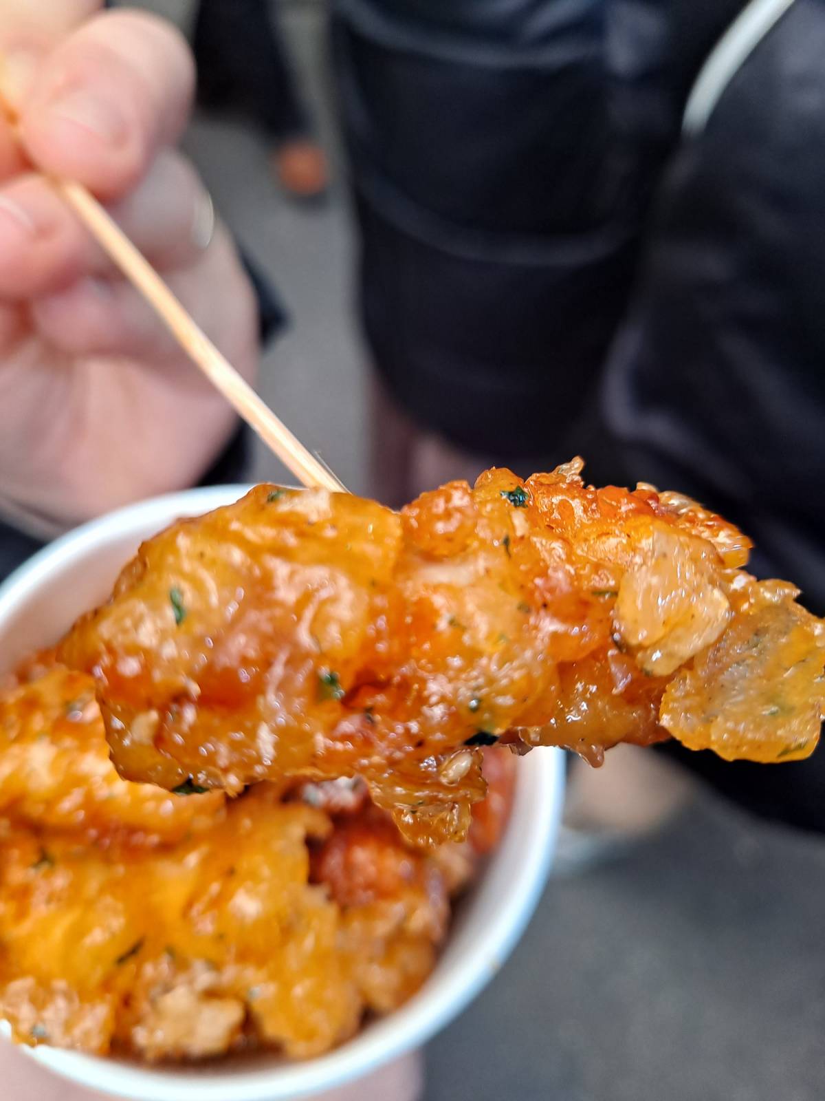 컵 닭강정 한조각