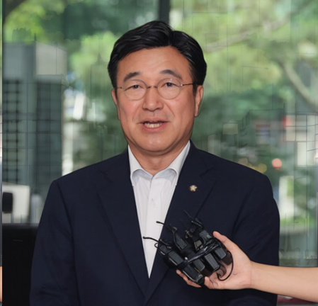 윤호중 후보자는 풍부한 입법 경험과 정책 조정 능력을 갖춘 중진 정치인으로, 행정안전부의 개혁 과제를 이끌 적임자로 평가받고 있습니다. 경찰제도, 재난안전, 지방분권 등 핵심 현안에 대한 뚜렷한 입장과 실행 구상을 보유하고 있습니다. 여권과의 정책 대립 속에서 정무적 설득력과 개혁 추진력을 동시에 발휘할 인물로 지명되었습니다.